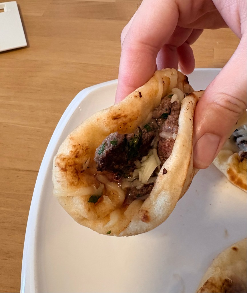 Esfirra com a base de carne moída