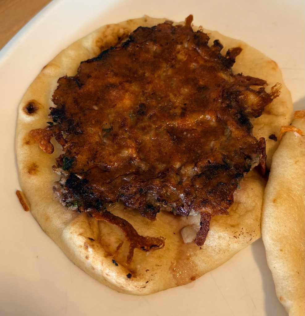 Esfirra com carne bem dourada